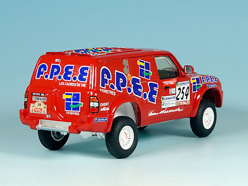 Nissan-FPEE-Dakar-2001-arriere-droit